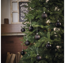 Ozdobený vianočný stromček s čiernymi vianočnými guľami