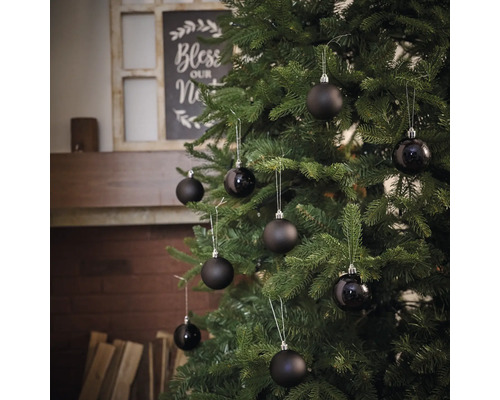 Ozdobený vianočný stromček s čiernymi vianočnými guľami
