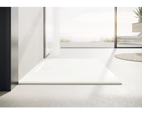 Sprchová vanička v úrovni podlahy v kúpeľni