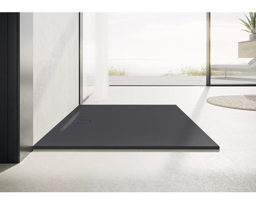 Moderný kúpeľňový pohľad s plochou sprchovou vaničkou.