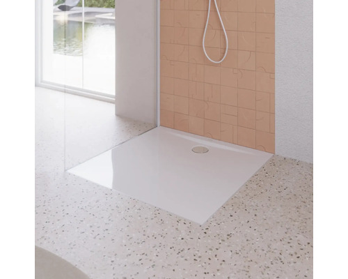 Štvorcová sprchová vanička z liateho minerálu v modernej kúpeľni