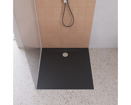 Sprchová vanička v kúpeľni so sprchovou hlavicou a obkladmi