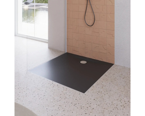 Sprchovací kút v úrovni podlahy s odtokovým žľabom v modernej kúpeľni