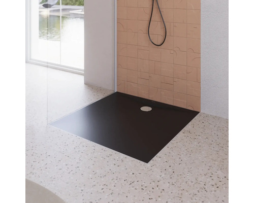 Čierna sprchová vanička v modernom kúpeľni