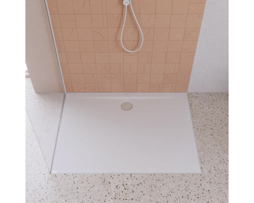 Sprchovací kút v úrovni podlahy so sprchovou hlavicou a odtokom