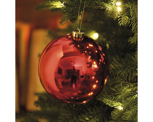 Červená vianočná ozdoba na vianočnom stromčeku