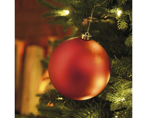 Červená vianočná guľa na vianočnom stromčeku