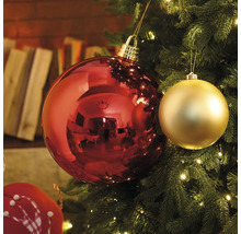 Vianočný stromček s červenými a zlatými ozdobami.