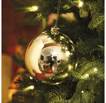 Vianočný stromček s lesklou vianočnou guľou