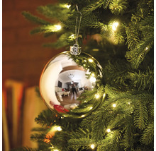 Strieborná vianočná guľa visí na vianočnom stromčeku