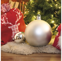 Dekoratívna vianočná scéna s vianočnými guľami a darčekovým vrecom pod vianočným stromčekom