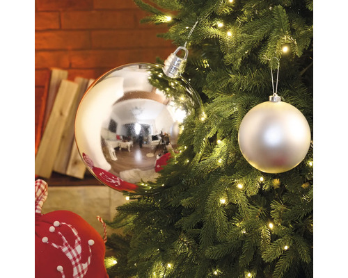 Vianočný stromček so striebornými a bielymi guľami a svetelnou reťazou