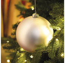 Strieborná vianočná guľa na vianočnom stromčeku