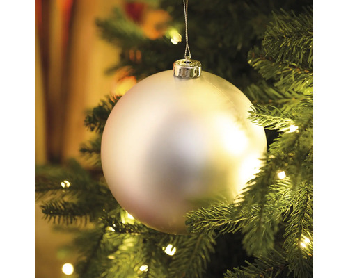 Strieborná vianočná guľa na vianočnom stromčeku