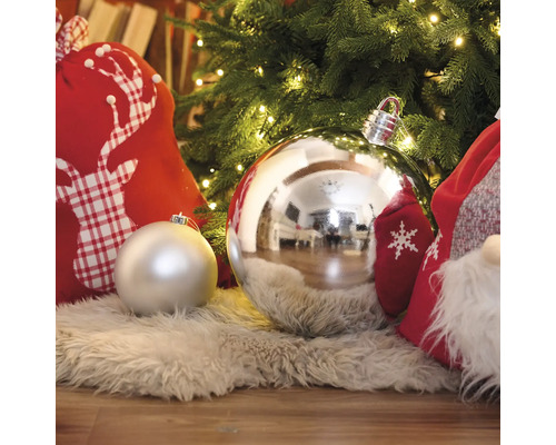 Dekoratívne vianočné gule pod vianočným stromčekom so svetlami a darčekmi