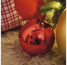 Dekoratívne vianočné ozdoby s vianočnou guľou na koberci