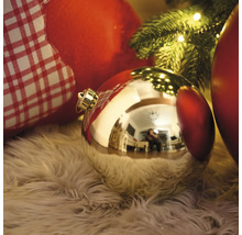 Dekoratívne vianočné gule na chlpatom koberci