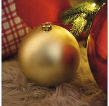 Ozdobná vianočná guľa na koberci