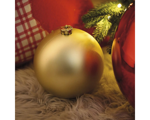 Ozdobná vianočná guľa na koberci