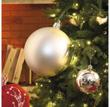 Ozdobený vianočný stromček s ozdobami a svetlami