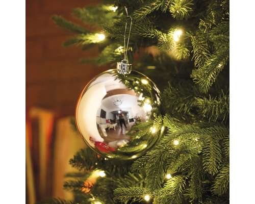 Vianočný stromček so striebornou vianočnou guľou a osvetlením