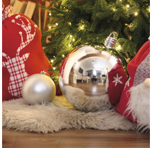 Ozdobné vianočné gule pod vianočným stromčekom vedľa darčekov