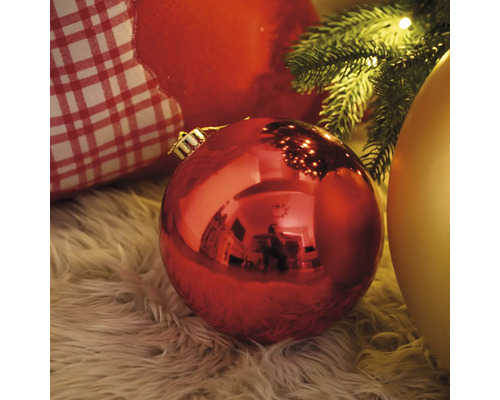 Ozdobné vianočné gule pod osvetleným vianočným stromčekom.