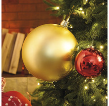 Detail vianočného stromčeka so zlatými a červenými ozdobami