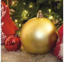 Ozdobné vianočné gule pred vianočným stromčekom