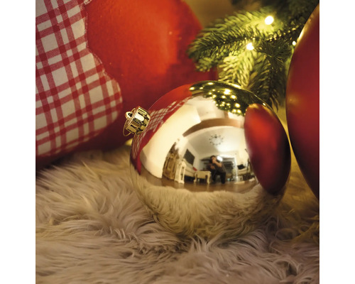 Ozdobné vianočné gule na mäkkom koberci pod vianočným stromčekom