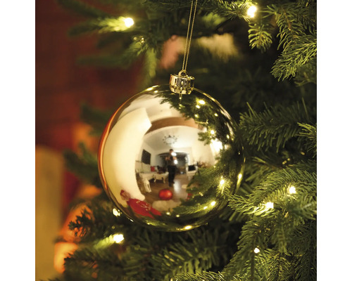 Zlatá vianočná guľa na vianočnom stromčeku