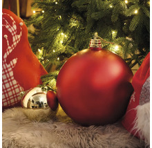 Dekoratívne vianočné gule pod vianočným stromčekom