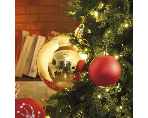 Ozdobený vianočný stromček so zlatými a červenými ozdobami