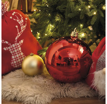 Dekoratívna vianočná scéna s vianočnými guľami, darčekovým vreckom a trpaslíkom