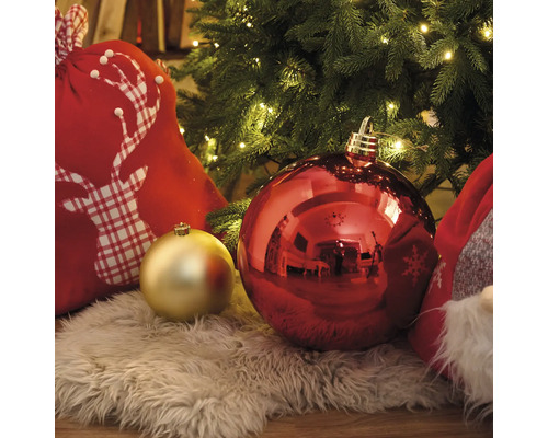 Dekoratívna vianočná scéna s vianočnými guľami, darčekovým vreckom a trpaslíkom
