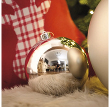 Vianočná dekorácia s vianočnými guľami na nadýchanom povrchu