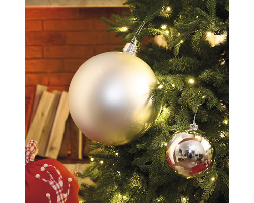 Detail vianočného stromčeka so striebornými guľami a svetelnými reťazami