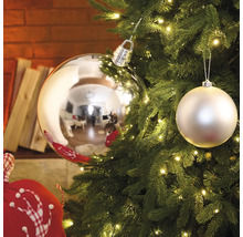 Ozdobený vianočný stromček s ozdobami a svetlami