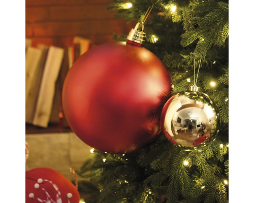 Vianočný stromček ozdobený červenou a striebornou vianočnou guľou