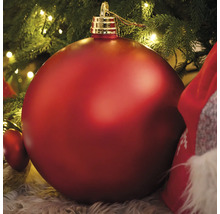 Veľká červená vianočná guľa pod vianočným stromčekom