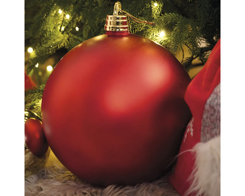 Veľká červená vianočná guľa pod vianočným stromčekom