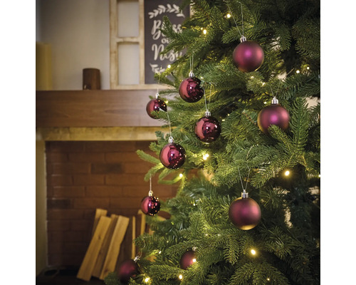 Vianočný stromček ozdobený vianočnými guľami