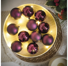 Usporiadanie vianočných gúľ a svetelnej reťaze na drevenej tácke