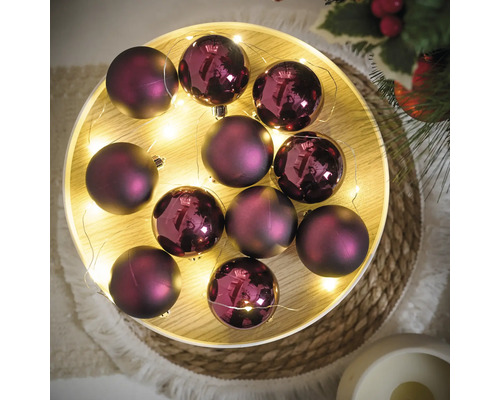 Usporiadanie vianočných gúľ a svetelnej reťaze na drevenej tácke