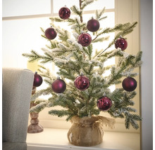 Umelý vianočný stromček s ozdobnými guľami v jutovom vreci