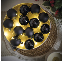 Aranžmán čiernych vianočných gúľ v osvetlenej miske