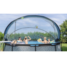 Guľatý bazén so strechou a hrajúcimi sa deťmi v záhrade.