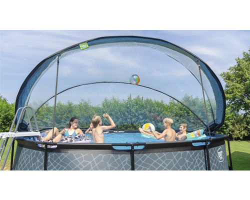 Guľatý bazén so strechou a hrajúcimi sa deťmi v záhrade.