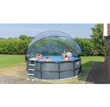 Kruhový bazén s krytom a rebríkom v záhrade s hrajúcimi sa deťmi.