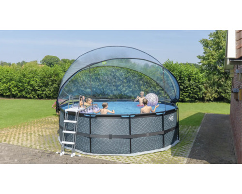 Kruhový bazén s krytom a rebríkom v záhrade s hrajúcimi sa deťmi.